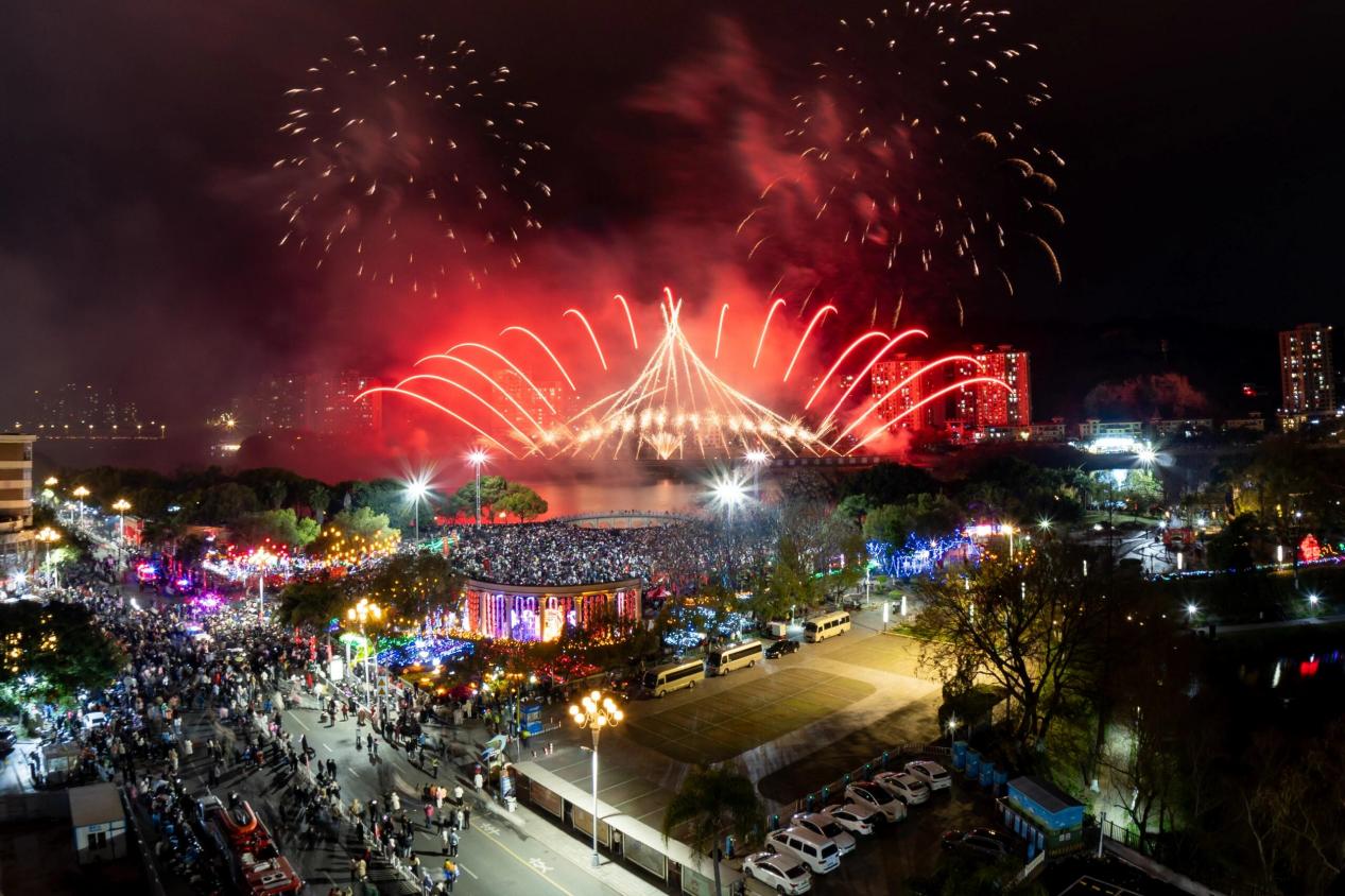 中南(nán)煙(yān)花(huā)順利承辦福建省永安市(shì)元宵焰火(huǒ)燃放(fàng)活動