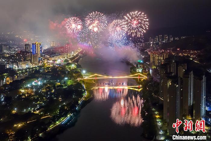 （新春走基層）福建永安：火(huǒ)樹(shù)銀(yín)花(huā)不(bù)夜天